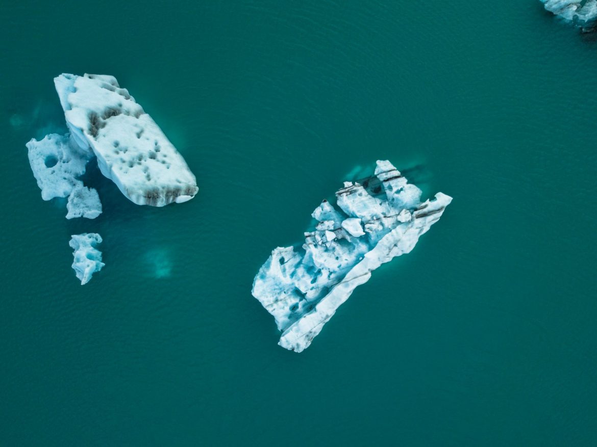 Making a diamond: Icebergs in water