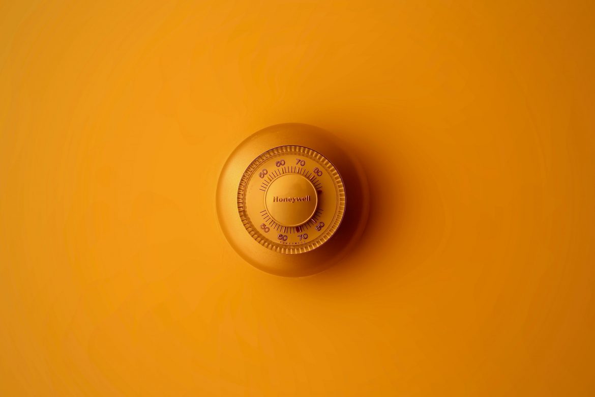 Mini bonds: Heating control thermometer in yellow against a yellow background